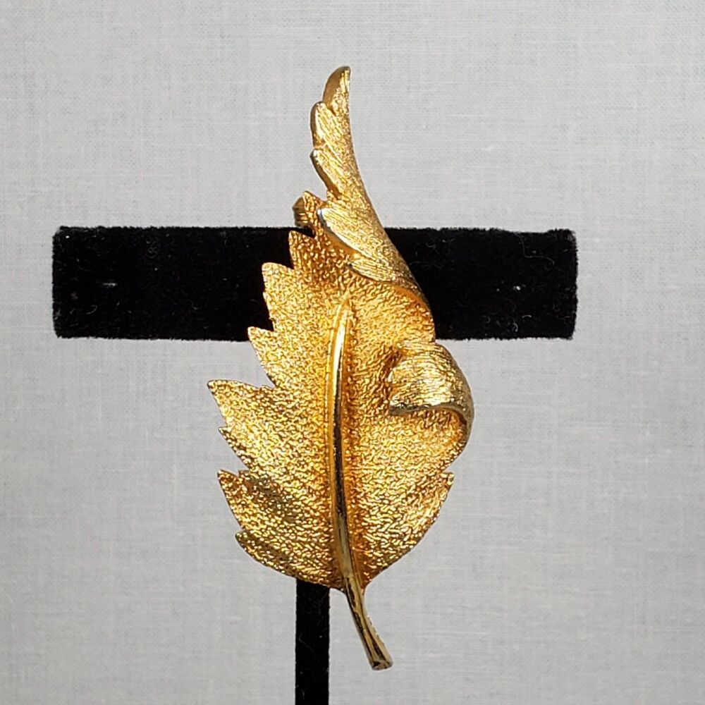 Vintage 1950's Coro Gold Tone Large Leaf Design Textured Pegasus Leaf Brooch